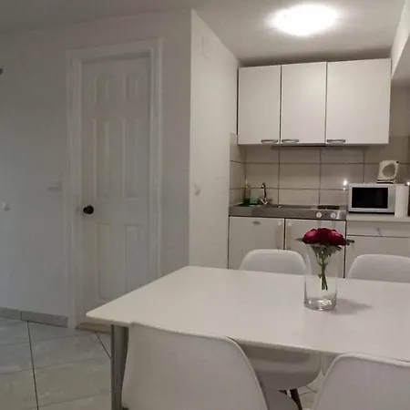 アパート Marina マカルスカ
